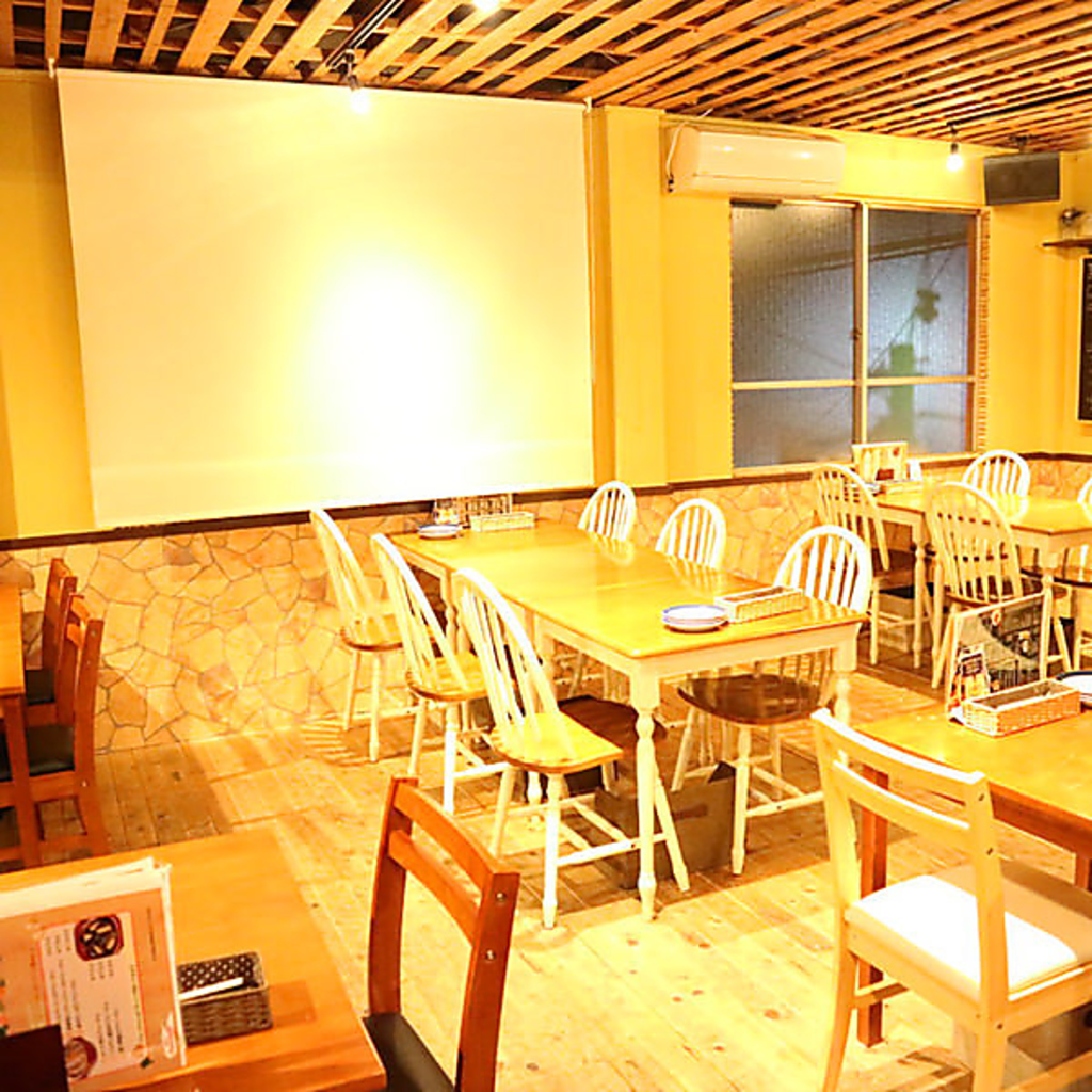 大型プロジェクター完備★30名様～貸切OK◎マイク、音響、スクリーンなどを使った様々な演出が可能！