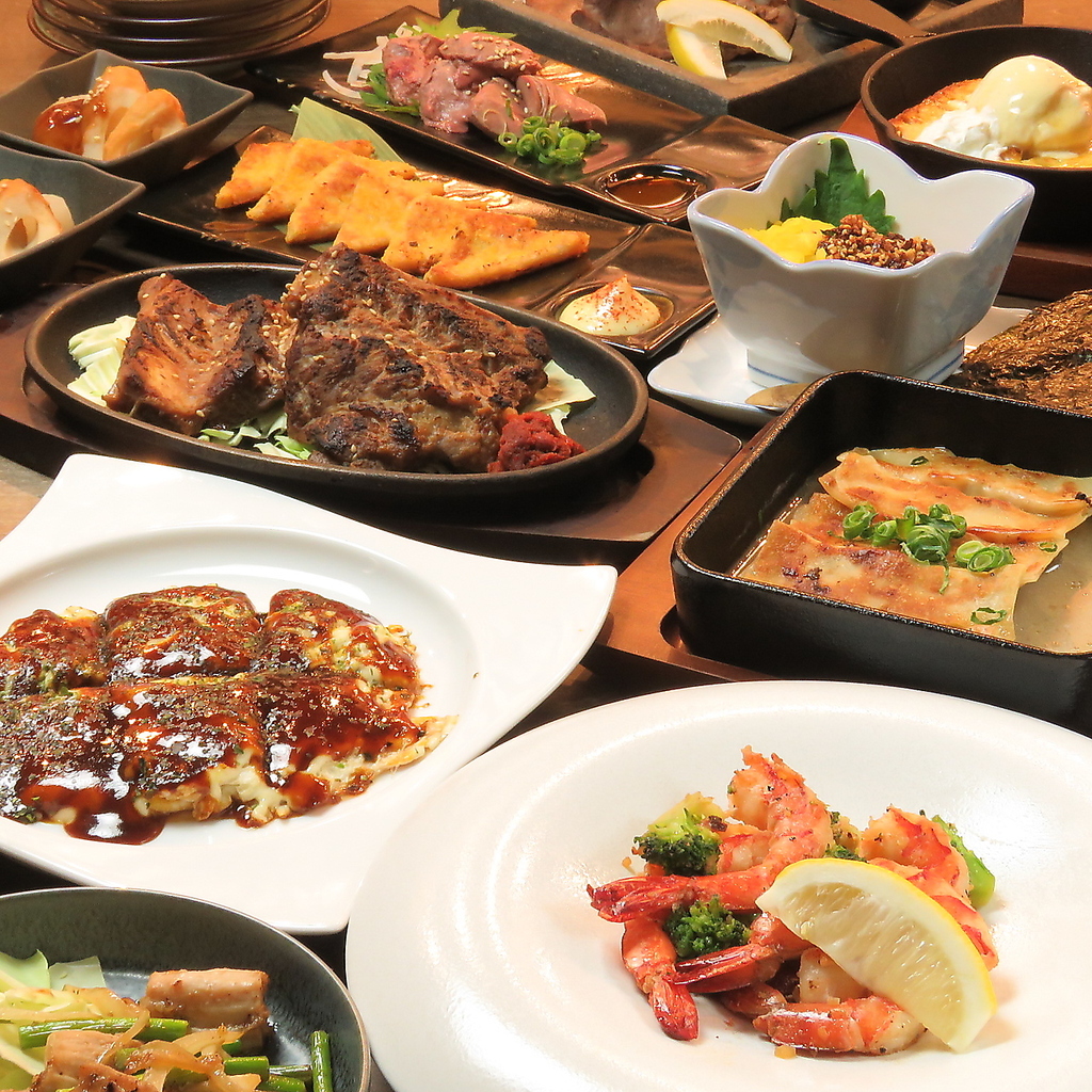 肉や海鮮など、豊富な鉄板メニューも充実。お酒にぴったりな趣向を凝らした料理をお楽しみください！