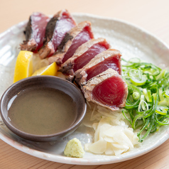 《当店1番人気》鰹の藁焼きタタキ(塩orゆずポン酢)