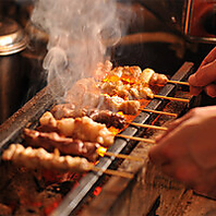 炭火で香ばしく焼き上げる自慢の焼き鳥