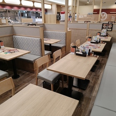 稼働式テーブルで12名様対応できます。