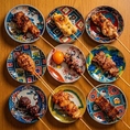 一本一本丁寧に手打ちすることにこだわる、当店自慢の極上炭火焼き鳥です！厳選した新鮮な鶏肉を職人が絶妙な火加減で焼き上げ、旨味をギュッと閉じ込めました。定番の人気部位から希少部位まで幅広く取り揃えており、タレ・塩ともに相性抜群。香ばしい炭の香りとジューシーな肉汁がお酒を進める、至高の一串です。