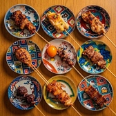 一本一本丁寧に手打ちすることにこだわる、当店自慢の極上炭火焼き鳥です!厳選した新鮮な鶏肉を職人が絶妙な火加減で焼き上げ、旨味をギュッと閉じ込めました。定番の人気部位から希少部位まで幅広く取り揃えており、タレ・塩ともに相性抜群。香ばしい炭の香りとジューシーな肉汁がお酒を進める、至高の一串です。