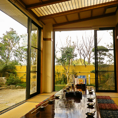 10名ほどの団体様でもご利用いただける個室。趣のある日本庭園を眺めながら、おいしい料理とお酒を楽しむことができます。