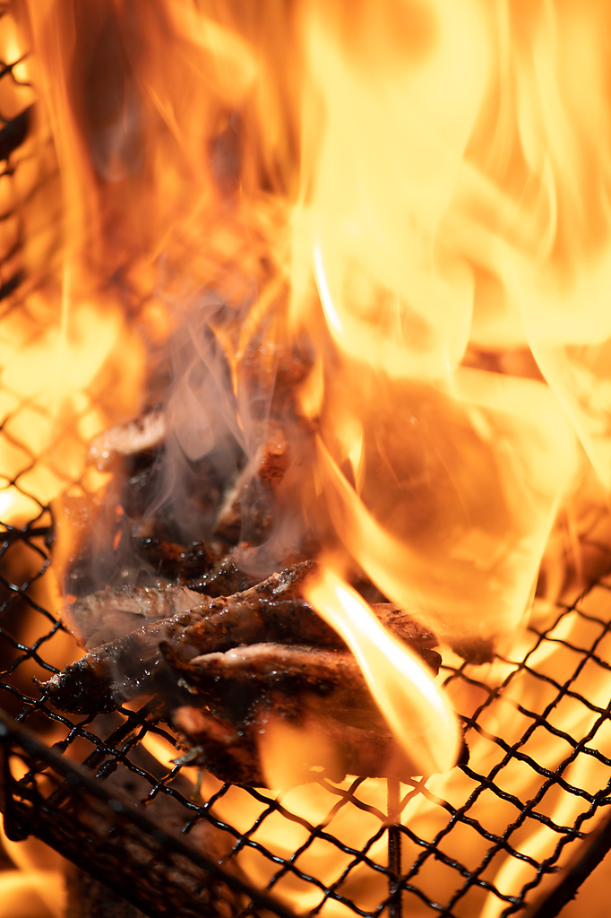 本場宮崎名物。鶏油を使い一般的な焼き鳥とは違った手法で黒く風味豊かに焼き上げます。