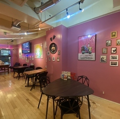 アメリカンダイナーのレトロな魅力が広がる空間で、心温まる宴会を楽しみませんか。テーブル席は、親しい仲間との会話を弾ませるのに最適な場所です。多彩なメニューが揃っており、特別なイベントやカジュアルな集まりにも対応しています。懐かしさと新しさが融合したこのダイナーで、素敵なひとときをお過ごしください。