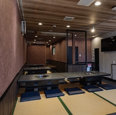 貸し切り20名~34名で対応可能です!大人数での集まりや特別なイベントに最適な貸し切りスペースをご用意しております。プライベート感溢れる空間で、友人や同僚、家族と共に心温まるひとときをお楽しみいただけます。さまざまなシーンにご利用いただけます!お気軽にお問合せ下さい。