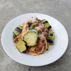 牛すじと揚げ茄子のボローニャ風ミートパスタ