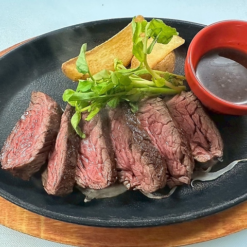 リーズナブルで美味しい料理とお酒を、オシャレな空間で楽しめるアメリカンバル★