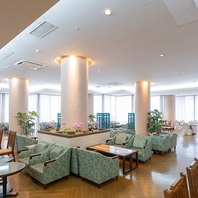 南国の光あふれるリラックス空間でお食事を楽しめます◎