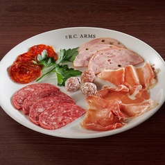 生ハムとサラミの盛り合わせ