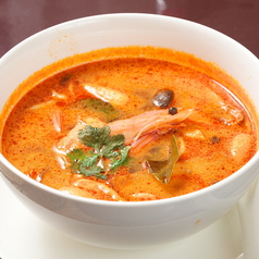 【世界三大スープ】海老の旨みが凝縮！辛み・酸味・ハーブの香りが三位一体となった本場のトムヤムクンの写真