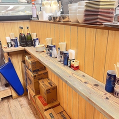 【ちょい飲み、サク飲み、昼飲み、お一人様も大歓迎のカウンター席】カウンターは立ち飲みスタイル。サクッと一杯にちょうどいい距離感で、お一人様も気兼ねなく過ごせます。目の前でドリンクを楽しみながら、自然と会話も生まれるアットホームな空間。女性おひとりでも入りやすい雰囲気を大切にしています。