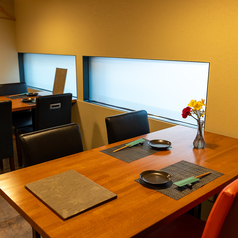 ご家族や少人数でのお集まりにおすすめのテーブル席です。鉄板で織りなす至福の時間をお過ごしください。