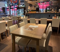 【MAKISHI CARNIVAL一階】開放的なテラス席で昼飲みも♪