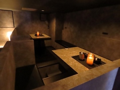 ワンランク上のひとときを味わえる大人気のロフト席。店内を見下ろせる見晴らしの良さと、屋根裏部屋のようなおこもり感が魅力です。独立した空間になっているため、周りを気にせずワイワイ盛り上がりたい女子会や誕生日会に大活躍！非日常感あふれる特別なお席で、思い出に残る楽しい夜をお過ごしください。