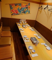 【落ち着いた雰囲気の店内】個室風のお席は仕事終わりのサク飲みにもおすすめです！温かい雰囲気の店内なので、オフ会など仲間たちと親睦を深めるのにも打ってつけです！宴会が盛り上がるような料理やドリンクを準備して、皆さまのご来店をお待ちしております！ 