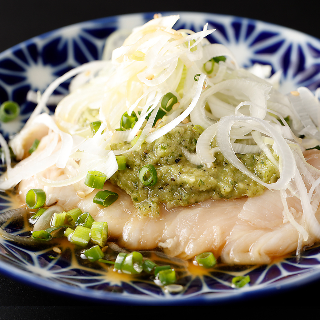 鶏ねぎまみれは、新鮮鶏肉にシャキシャキねぎのせ“まみれ”系。香味ダレと相まってでパンチある旨さ