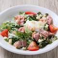 料理メニュー写真&nbsp;温玉とベーコンのシーザーサラダ/山芋とむしどりの和風サラダ