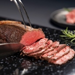 シェフによるローストビーフのライブカットに加え、月替わりのお肉料理も登場。