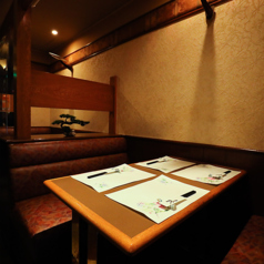 ゆったりと腰を下ろしてくつろげるソファー席は、長時間の宴会や飲み会でも疲れにくいとお客様から好評♪柔らかなシートに身をゆだねれば、一日の緊張もふっとほぐれ、ご自宅にいるかのようなリラックスした気分に◎親しい方との語らいや、穏やかに過ぎゆく夜のひとときをどうぞ♪