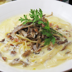トリュフ香るキノコクリームパスタ