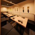 清潔感あふれる明るい木目調のテーブルに、足元ゆったりのシート！壁のくぼみに並ぶ地酒が、おしゃれで和の雰囲気を演出！仲間内での飲み会はもちろん、女子会や会社宴会にもピッタリの個室です！