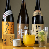 コース料理には、当店のドリンクメニュー600円以下を対象とした飲み放題を別途2,500円でお付けできます。日本酒好きの店主が厳選したお酒を含む豊富なラインナップを心ゆくまでお愉しみください。各種ご宴会に大変お得で、おすすめです。