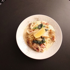 グリルチキンとベーコン、ほうれん草のレモンクリームパスタ