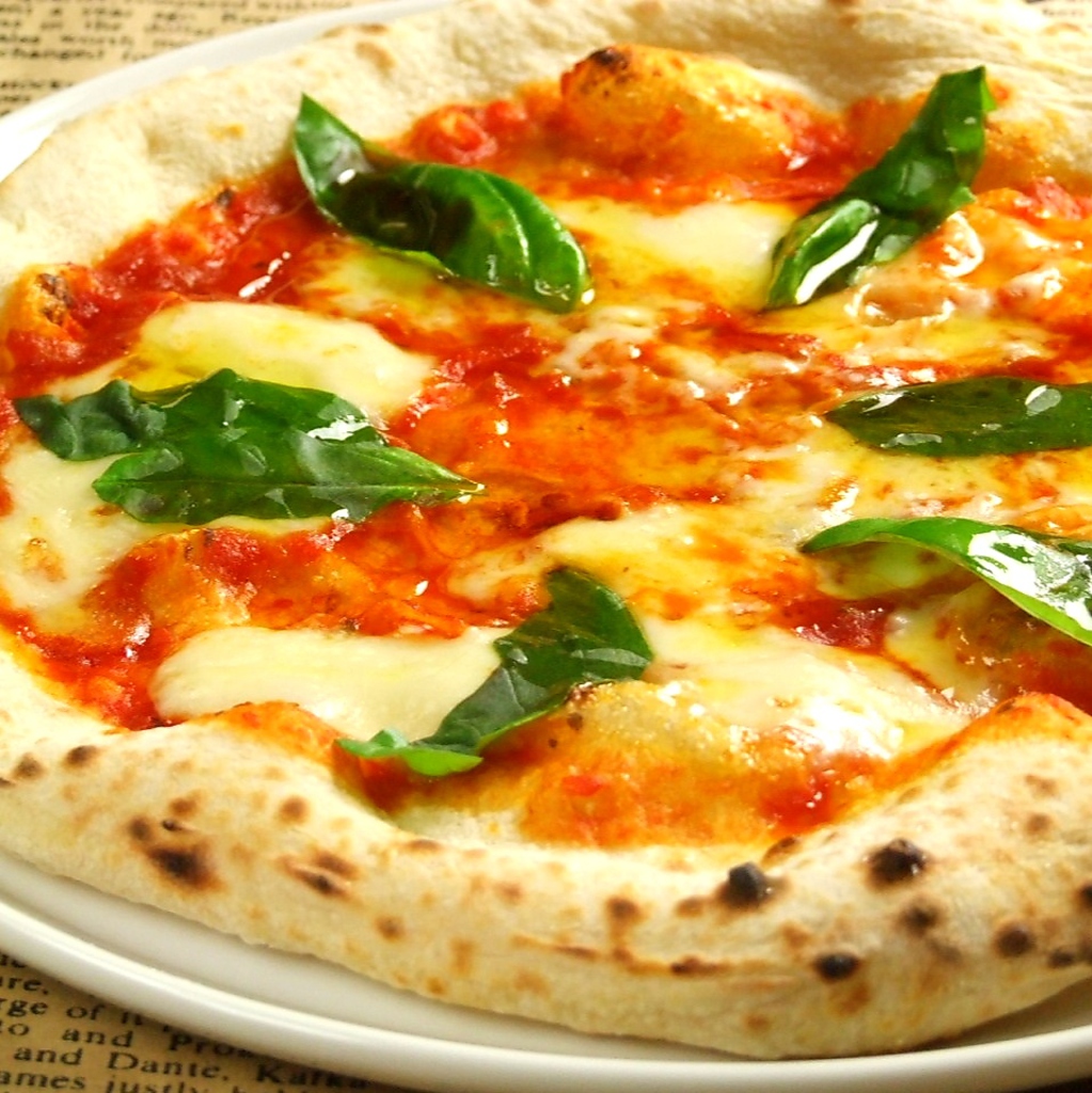 注文を受けてから生地を手で伸ばし、500℃の窯で一気に焼き上げる本格ピッツァもおすすめです！！