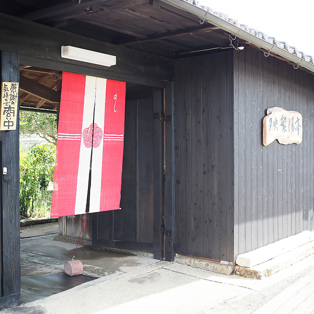 田園風景の中に建つ築130年の古民家をリノベーションしたお屋敷で、心地良いひと時をお過ごし下さい