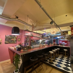 レトロなアメリカンダイナーで心地よいカウンター席に腰を下ろせば、昔懐かしい雰囲気に包まれます。アメリカンスタイルの料理を少人数で楽しむのにぴったりな場所で、友人や家族とのひとときを心ゆくまで満喫できます。温かいサービスと共に、特製のハンバーガーやフライドポテトを味わい、素敵な時間をお過ごしください。