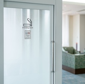 当店舗には喫煙可能席はご用意しておりませんが、館内には専用の喫煙室を完備しております。喫煙されるお客様は、こちらの快適な喫煙室でご利用いただけますので、安心してお越しください◎