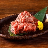 弘では、京都食肉卸売市場で競り落とした和牛をすべて一頭買い。中間業者を排することでコストを削減し、新鮮かつリーズナブルな価格でお肉をご提供します。産地にとらわれず、独自の厳しい目利き基準を満たした和牛のみを「弘ビーフ」として仕入れ、弘独自のカット技術と合わせて最高の状態で皆様にお届けします。