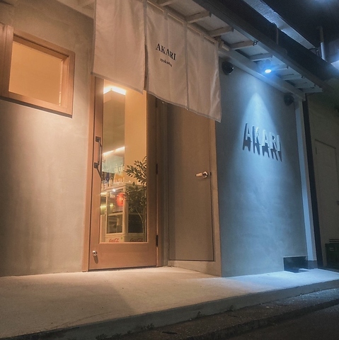 夜の街に灯る、新しい憩いの場。 温かさと居心地のよさを大切にした“モダンな酒場”