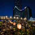 グループ利用に人気の4名様向けテーブル席。開放感あるテラス空間でBBQ食べ放題と飲み放題を満喫できます。女子会や友人同士の飲み会にも使いやすく、夜景を眺めながら賑やかな時間を過ごせます。
