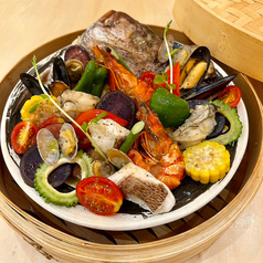 彩り野菜と魚介のアクアパッツァの写真
