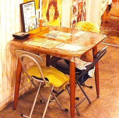 【デートのご利用にも◎】当店の2人がけテーブル席は、デートの食事にも最適です。落ち着いた雰囲気の中で、美味しい料理を楽しみながら、心温まる会話が弾む空間です！