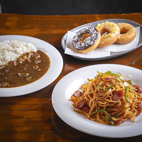 コーヒーでくつろぐモーニング、軽食で一息つくランチ、夜は小皿料理で一杯どうぞ♪