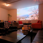 300インチの巨大スクリーンなら一番後ろのお席でも映像が鮮明に見えます♪営業時間は20時からですが、宴会利用時は時間のご相談もお気軽にどうぞ！