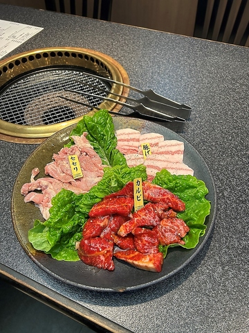 肉に願うは日日平穏。広島の食材を使った料理を楽しんでいただける焼肉屋です。