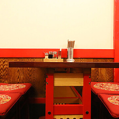 【テーブル席　全28席】ゆったりと座れる片側ソファタイプを3卓、その他、ご来店人数に合わせて調整できるお席もご用意。ゆとりのある間隔を設けておりますので快適にお食事を堪能できます。