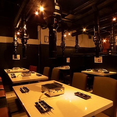 人数にあったぴったりなお席にご案内致します。落ち着いた店内でひときわ違うお食事をお愉しみ下さいませ。宴会、飲み会にも◎