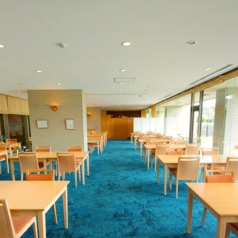 広々としたテーブル席のある店内は、席配置にもゆとりがあり、リラックスしてお食事を楽しめます。窓からは燦々と太陽の光が入り、明るく開放感に溢れた空間です。ご友人やパートナー、ご家族をはじめ、団体様でのご利用もいただけます。気軽に楽しめる御膳メニューも取り揃えておりますのでご利用ください。