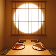 プライベート感あふれる4名様用の個室空間。周囲を気にせず会話とお食事を楽しめるため、大切な接待や特別な日のディナーに最適です。
