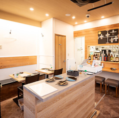 スタンド席は、カジュアルで気軽に利用できるのが魅力です。短時間でサクッと食事やドリンクを楽しむのに最適で、友人とのちょっとした立ち寄りにもぴったり。