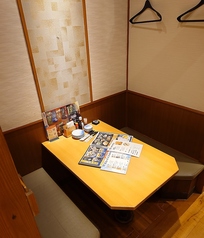 【大小さまざまなお席をご用意】店内は温かみのある明かりで雰囲気抜群♪気の合うお友達との飲み会や女子会などに是非ご利用ください。お席は人数に合わせてご用意できます。ご相談ください！新鮮な海の幸を味わいながら、ゆったりとおくつろぎください。 