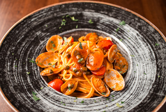 スパゲッティ アサリとオリーブ、ケッパーのトマトソース “アルゲーロ風”