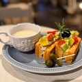 料理メニュー写真&nbsp;ツナオニオンのミールワッフルとスープのプレート