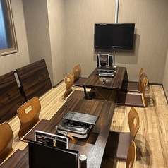 広々ご利用可能な個室をご用意。プライベート空間で、旅行中の特別なひとときなど、皆さまでお楽しみいただけます。周りを気にせず、ゆっくりとお食事をお楽しみください。